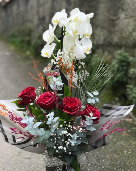 Çift Dallı Gül Aranjmanlı Orkide